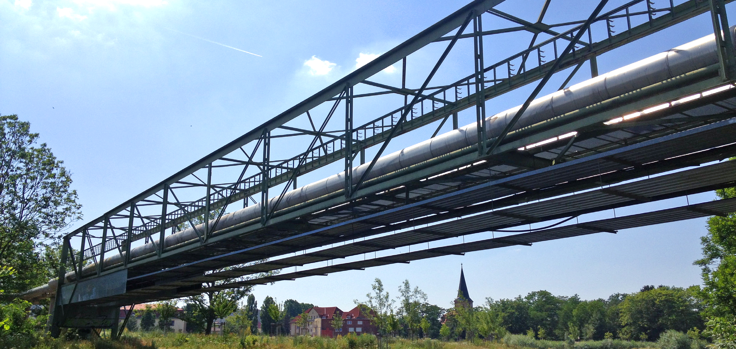 Fernwärmetrasse in Gispersleben bei Sommer